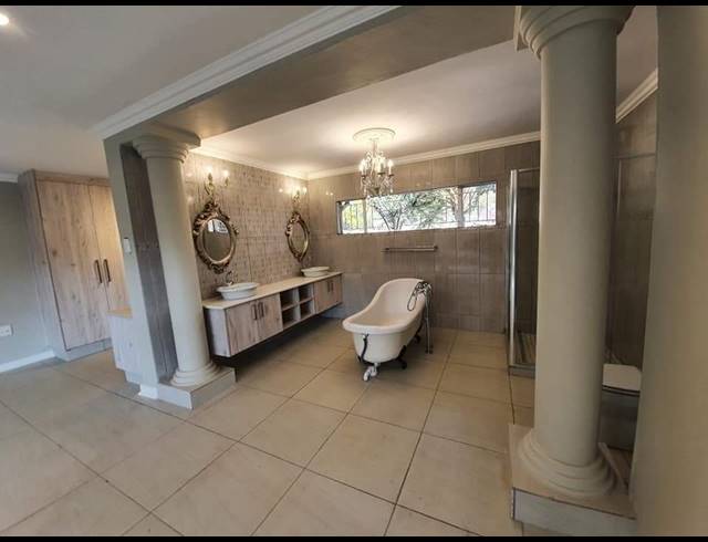 6 BEDROOM FREESTANDING RENTED IN FREEWAY PARK